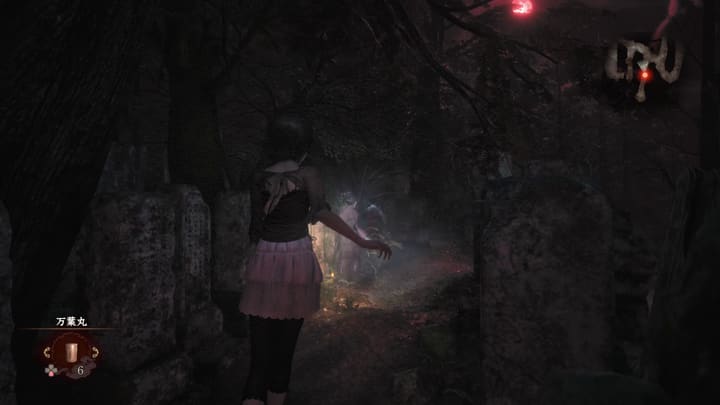 墓地に走る少女